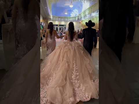 La gran entrada de nuestra quinceañera Joanna ñera ñera