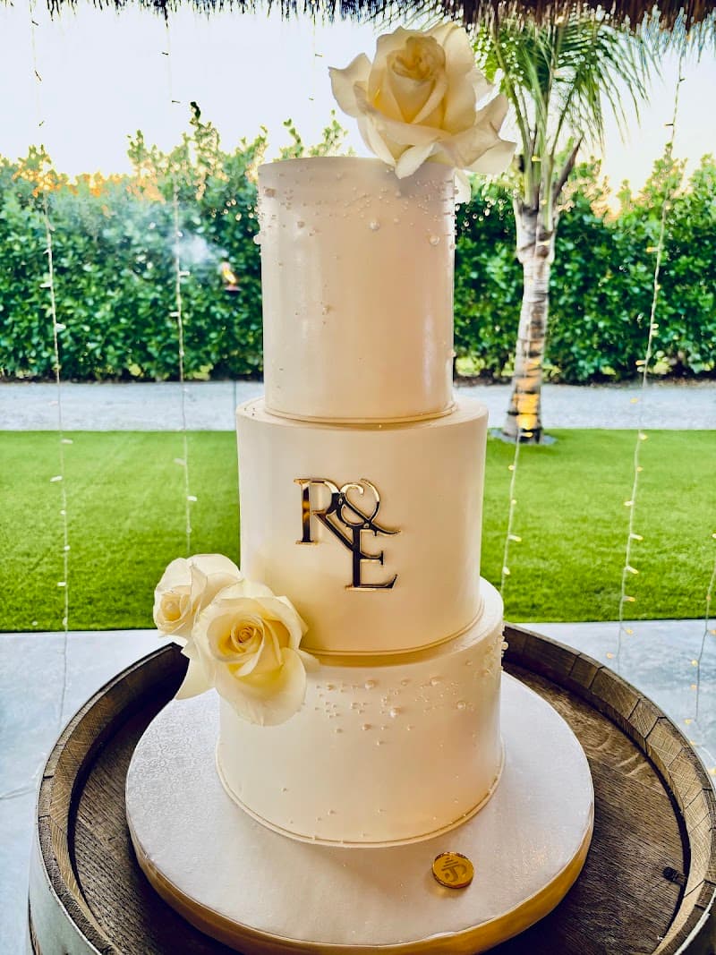 Jennifer Pastry/ wedding cakes & custom desserts cover